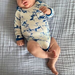 Kyte Baby blue tie dye long sleeve bodysuit